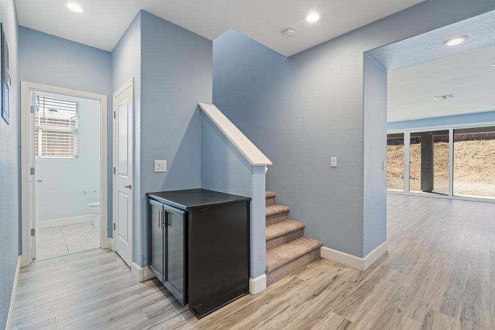 Detail Gallery Image 8 of 47 For 10 Hospital Rd, Hollister,  CA 95023 - 5 Beds | 2/1 Baths