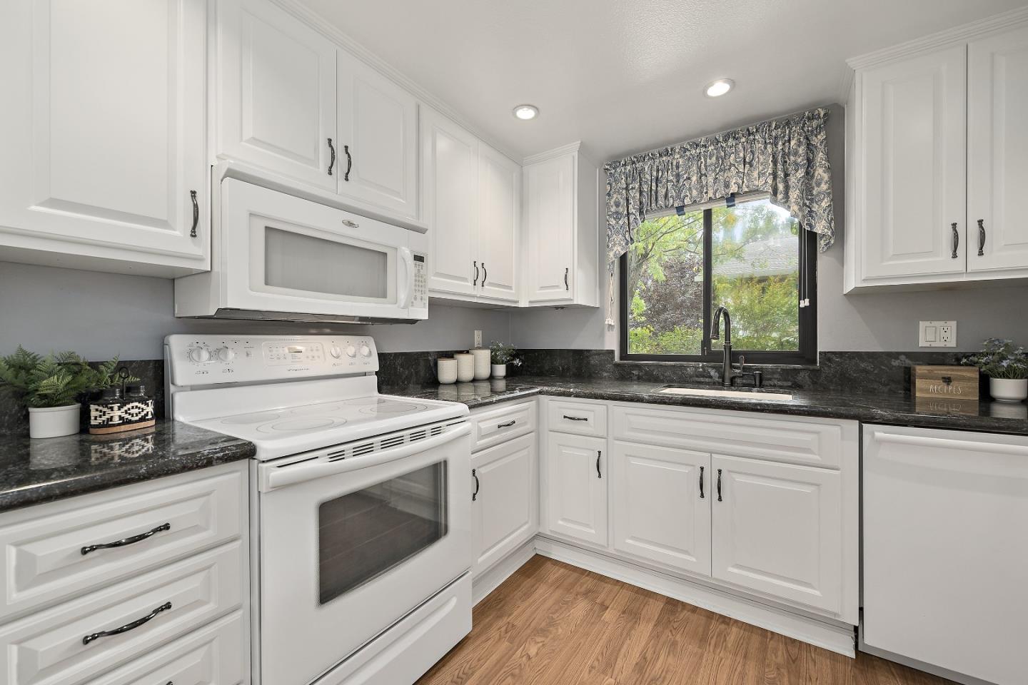 Detail Gallery Image 12 of 34 For 5336 Cribari Gln, San Jose,  CA 95135 - 2 Beds | 1 Baths