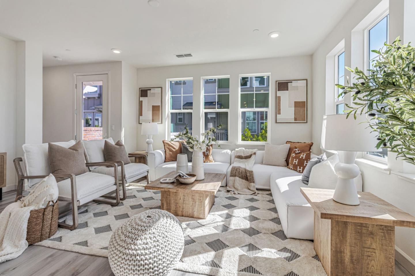 Detail Gallery Image 3 of 26 For 535 San Lorenzo Ter #6,  Sunnyvale,  CA 94085 - 4 Beds | 3/1 Baths