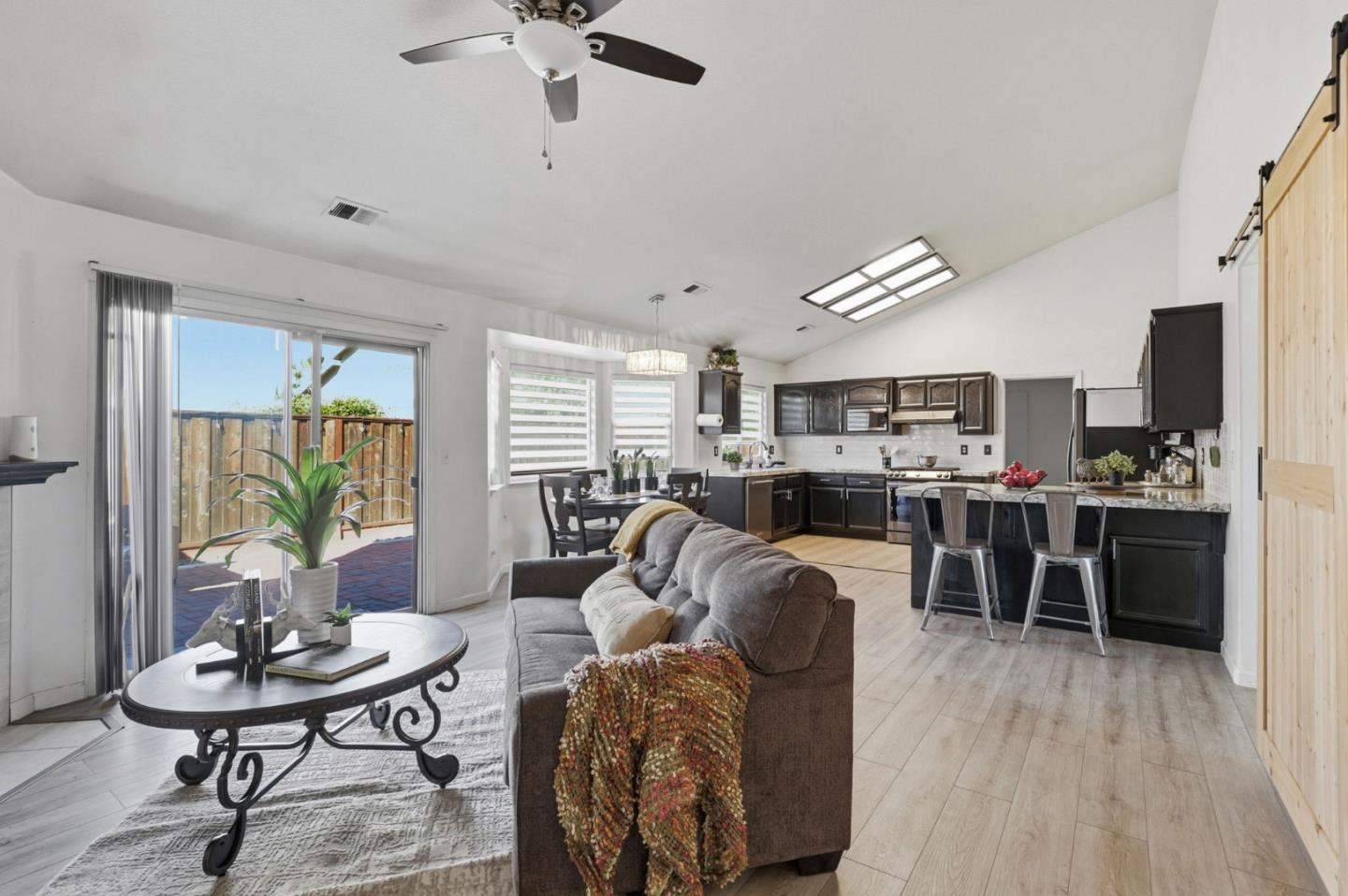Detail Gallery Image 10 of 31 For 1680 El Camino De Vida, Hollister,  CA 95023 - 3 Beds | 2 Baths