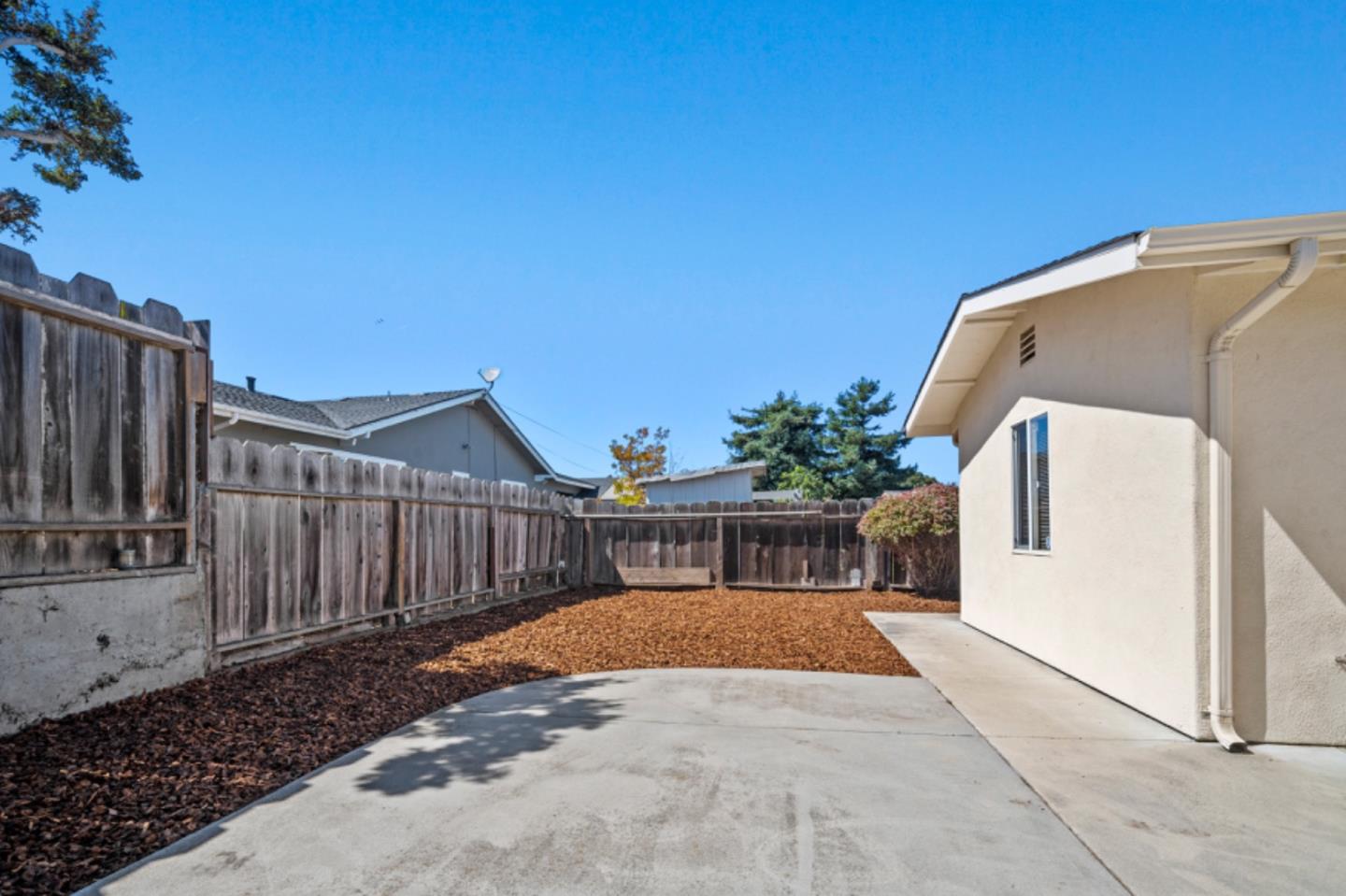 Detail Gallery Image 4 of 23 For 548 Hannon Ave, Monterey,  CA 93940 - 3 Beds | 2 Baths