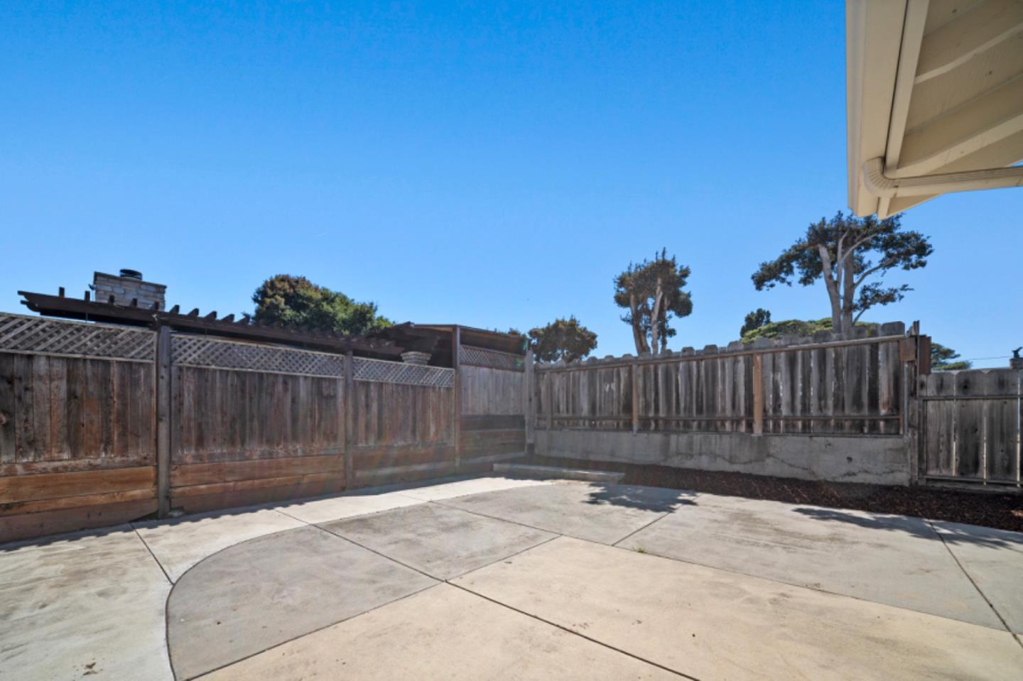 Detail Gallery Image 5 of 23 For 548 Hannon Ave, Monterey,  CA 93940 - 3 Beds | 2 Baths