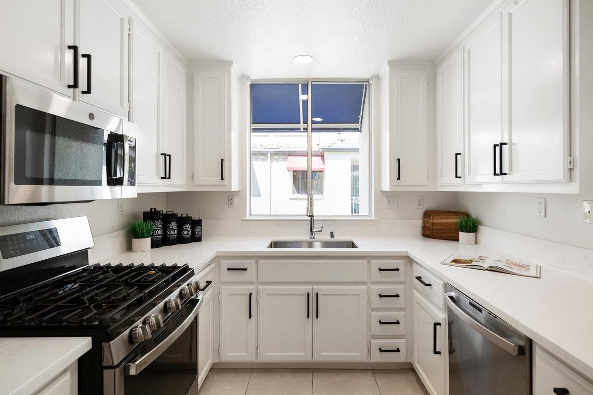 Detail Gallery Image 10 of 41 For 700 Baltic Cir #732,  Redwood Shores,  CA 94065 - 2 Beds | 2/1 Baths