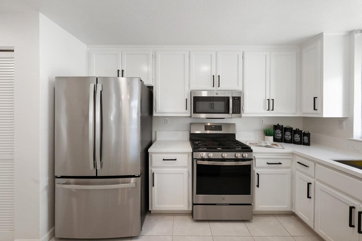 Detail Gallery Image 9 of 41 For 700 Baltic Cir #732,  Redwood Shores,  CA 94065 - 2 Beds | 2/1 Baths