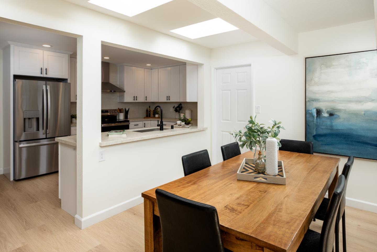 Detail Gallery Image 10 of 23 For 1335 Bobolink Cir, Sunnyvale,  CA 94087 - 3 Beds | 2 Baths