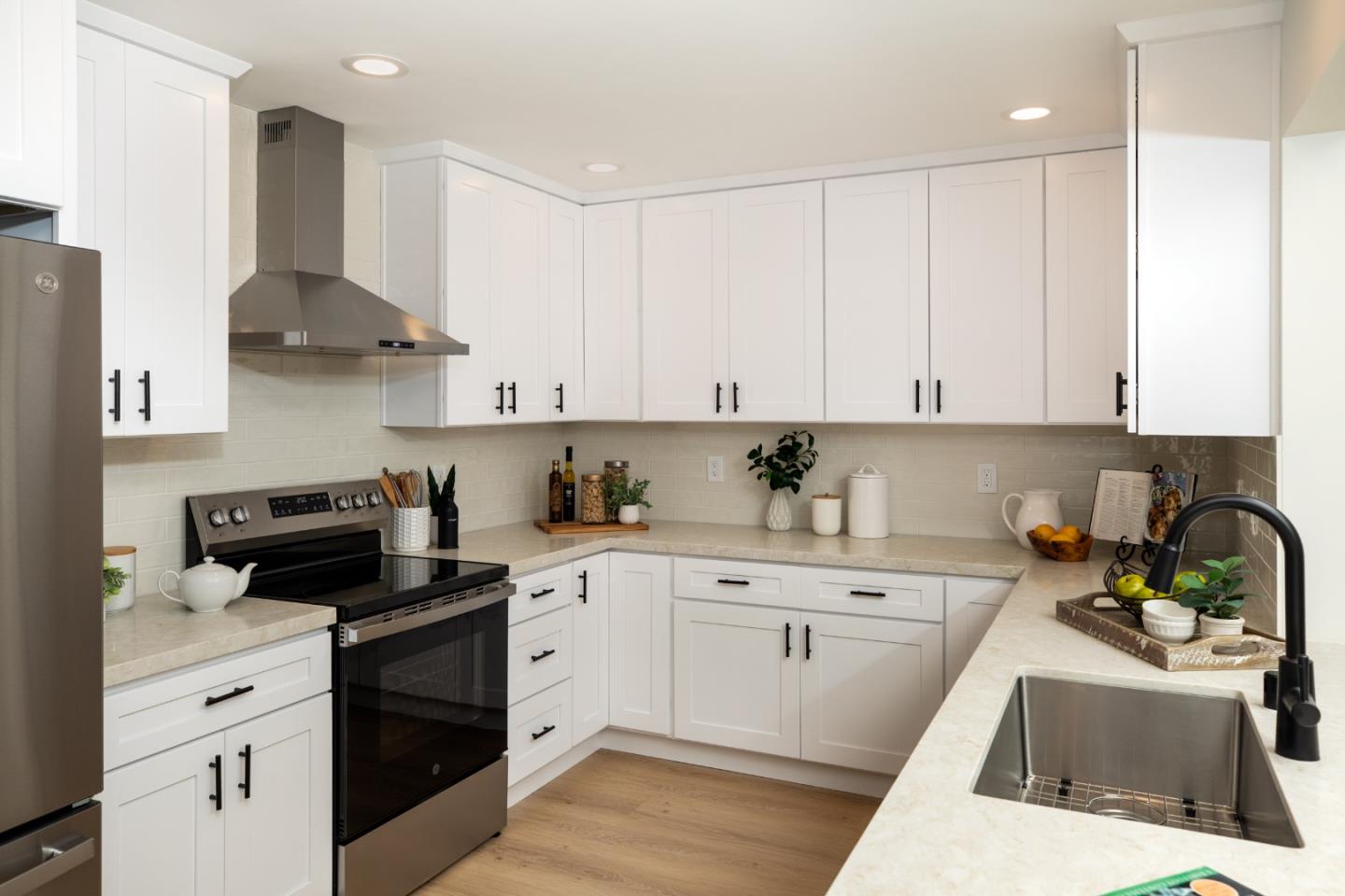 Detail Gallery Image 8 of 23 For 1335 Bobolink Cir, Sunnyvale,  CA 94087 - 3 Beds | 2 Baths