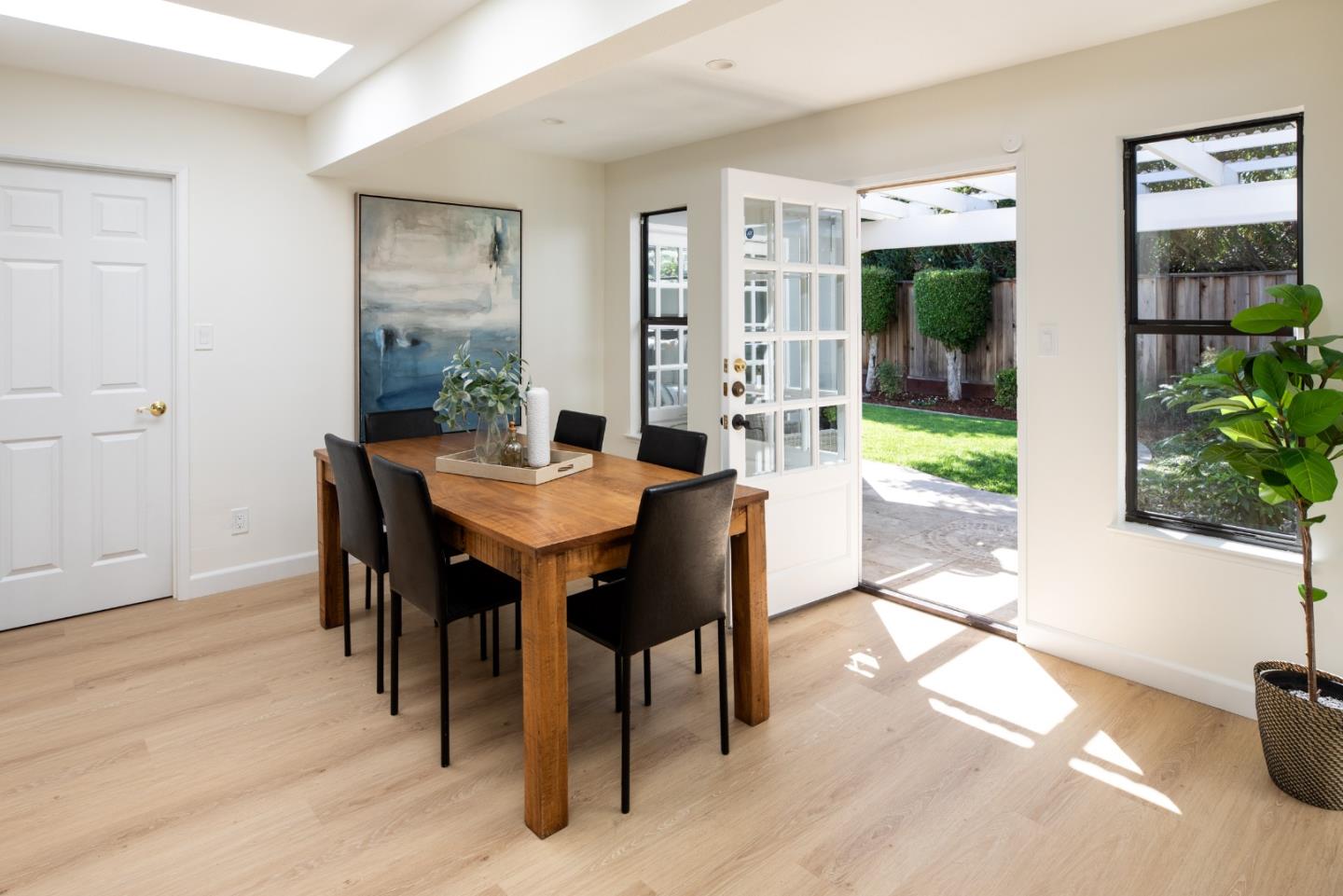 Detail Gallery Image 9 of 23 For 1335 Bobolink Cir, Sunnyvale,  CA 94087 - 3 Beds | 2 Baths