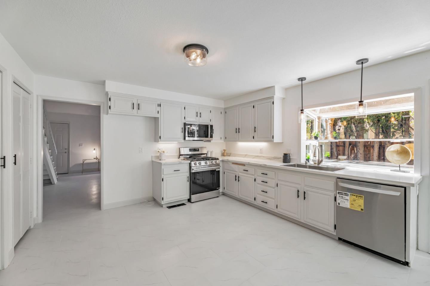 Detail Gallery Image 11 of 38 For 277 Dondero Way, San Jose,  CA 95119 - 5 Beds | 2/1 Baths