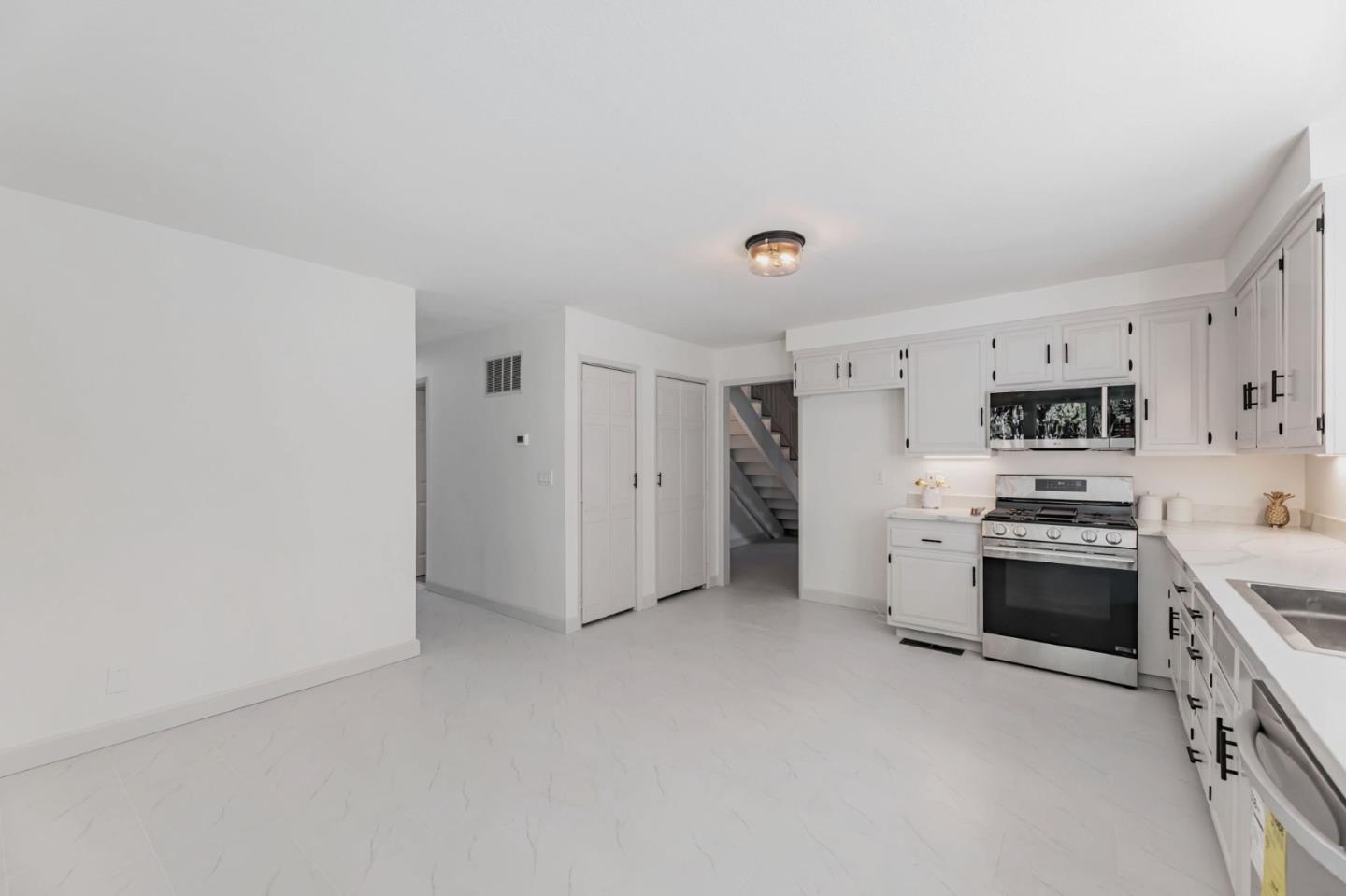 Detail Gallery Image 13 of 38 For 277 Dondero Way, San Jose,  CA 95119 - 5 Beds | 2/1 Baths