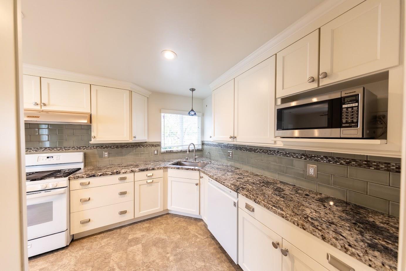 Detail Gallery Image 4 of 10 For 44 Oconnor Cir, Salinas,  CA 93906 - 3 Beds | 1/1 Baths