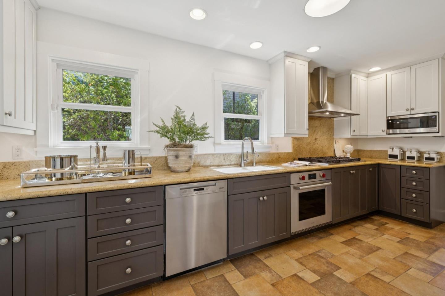 Detail Gallery Image 11 of 50 For 1325 Paloma Ave, Burlingame,  CA 94010 - 4 Beds | 2/1 Baths