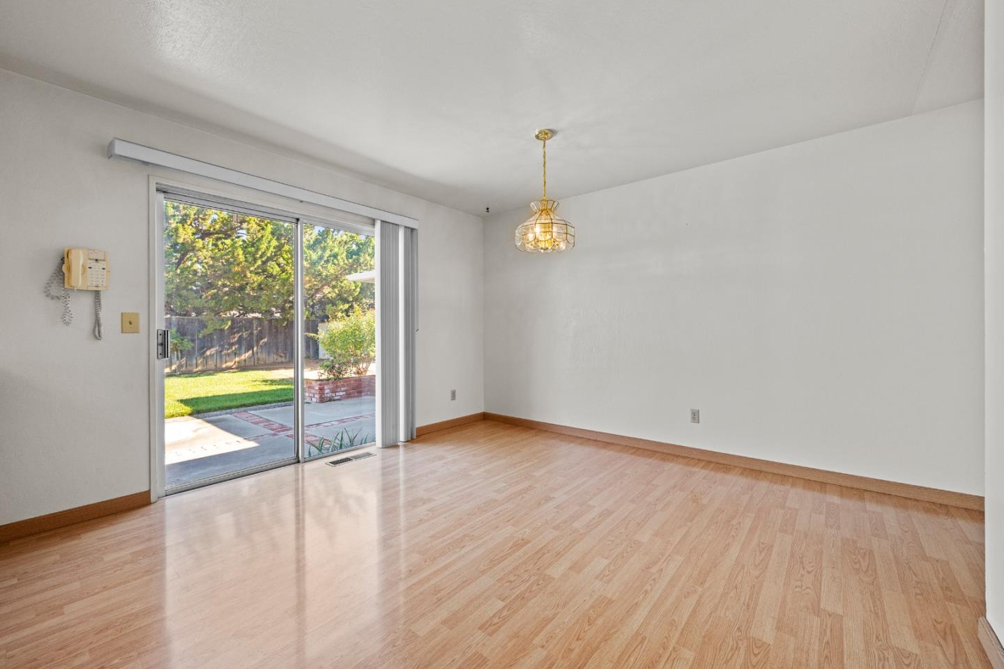 Detail Gallery Image 11 of 55 For 1050 Juniper Dr, Hollister,  CA 95023 - 4 Beds | 2/1 Baths