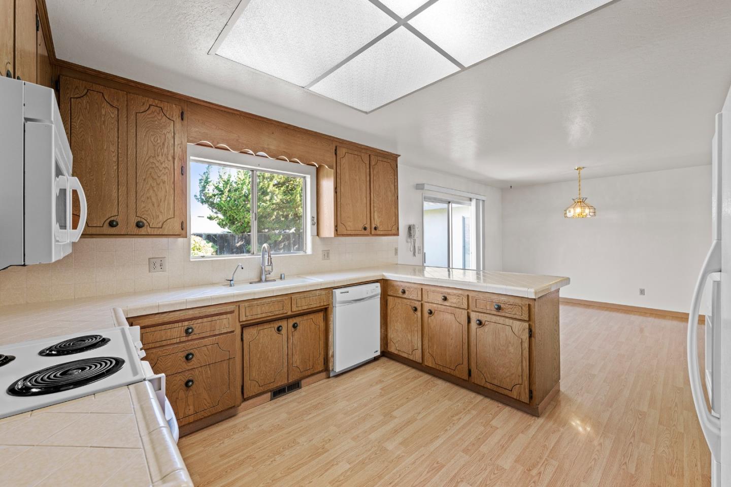 Detail Gallery Image 14 of 55 For 1050 Juniper Dr, Hollister,  CA 95023 - 4 Beds | 2/1 Baths