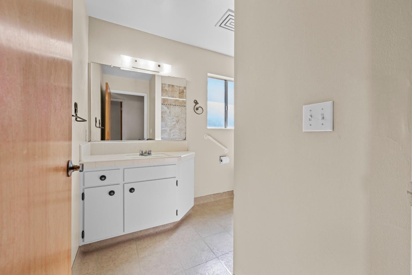 Detail Gallery Image 29 of 55 For 1050 Juniper Dr, Hollister,  CA 95023 - 4 Beds | 2/1 Baths