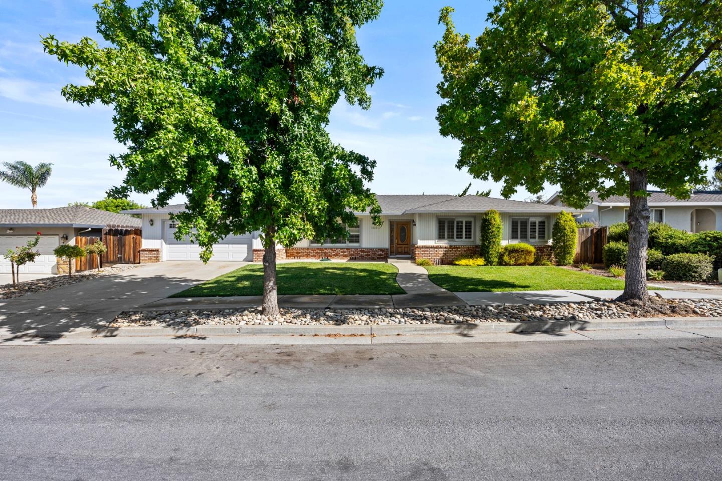Detail Gallery Image 3 of 55 For 1050 Juniper Dr, Hollister,  CA 95023 - 4 Beds | 2/1 Baths