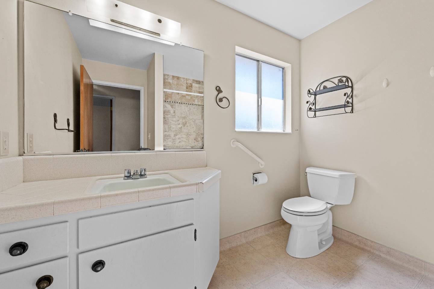 Detail Gallery Image 30 of 55 For 1050 Juniper Dr, Hollister,  CA 95023 - 4 Beds | 2/1 Baths