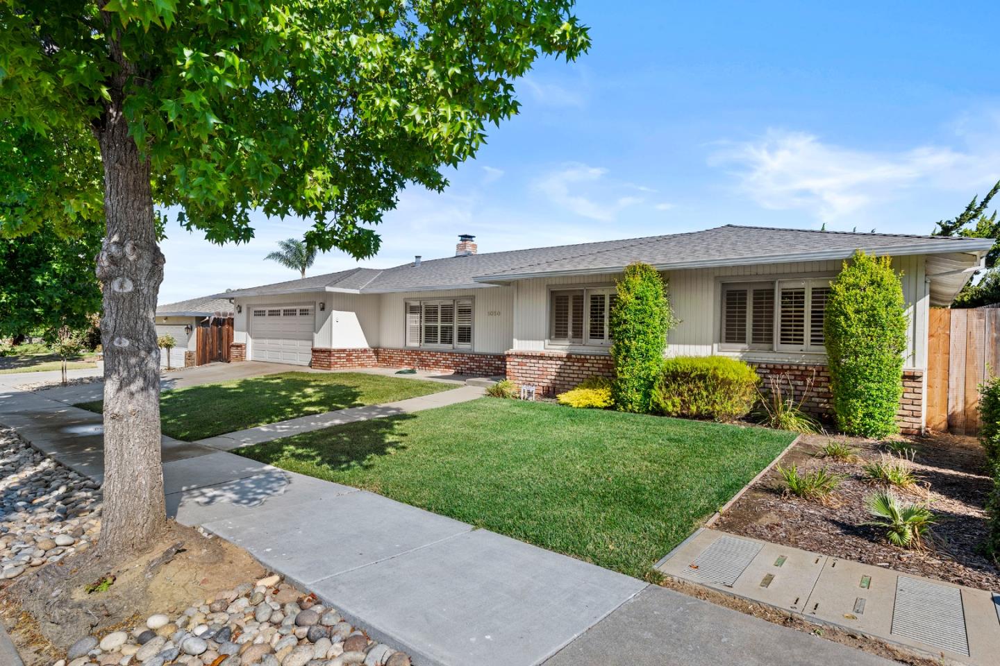 Detail Gallery Image 4 of 55 For 1050 Juniper Dr, Hollister,  CA 95023 - 4 Beds | 2/1 Baths