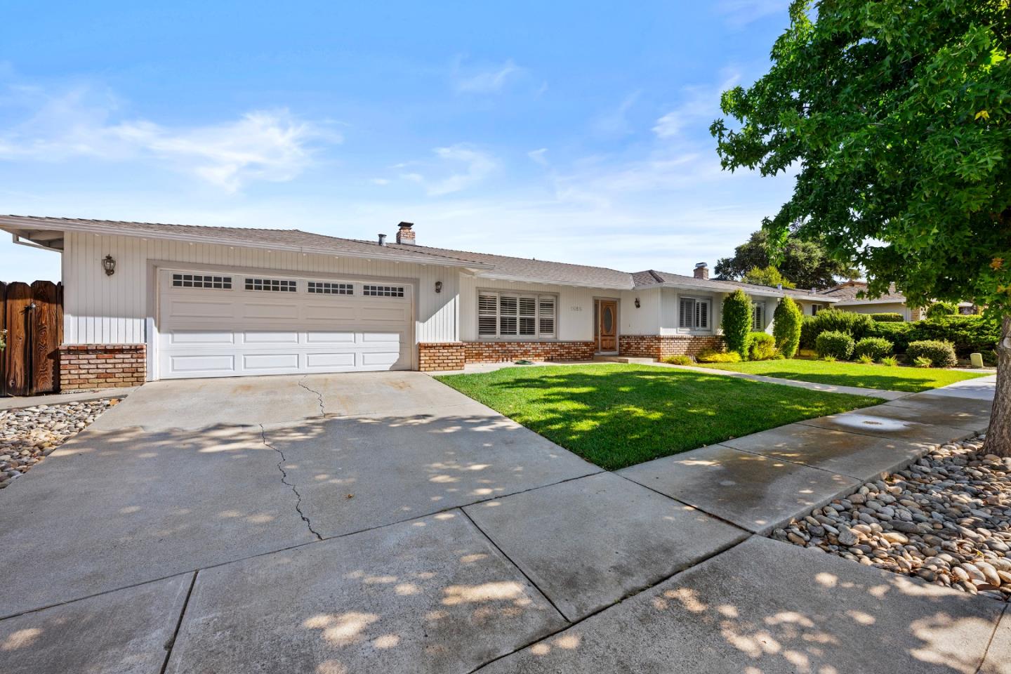 Detail Gallery Image 5 of 55 For 1050 Juniper Dr, Hollister,  CA 95023 - 4 Beds | 2/1 Baths