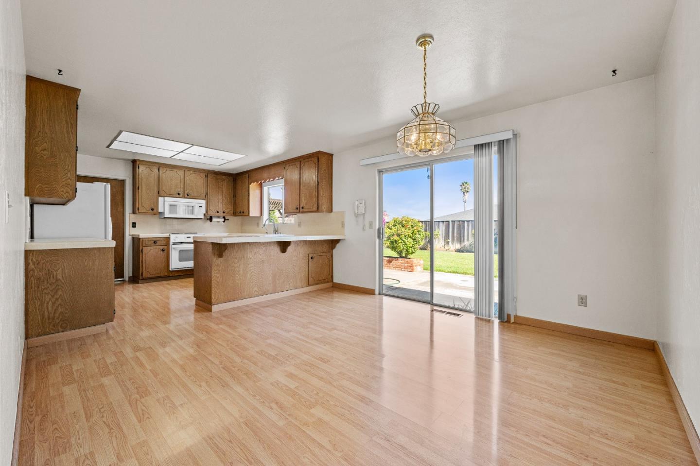 Detail Gallery Image 8 of 55 For 1050 Juniper Dr, Hollister,  CA 95023 - 4 Beds | 2/1 Baths