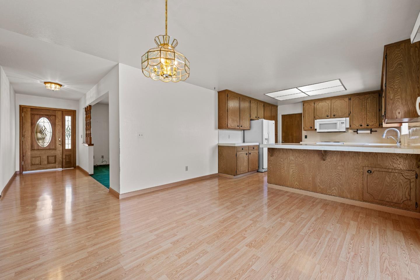 Detail Gallery Image 9 of 55 For 1050 Juniper Dr, Hollister,  CA 95023 - 4 Beds | 2/1 Baths