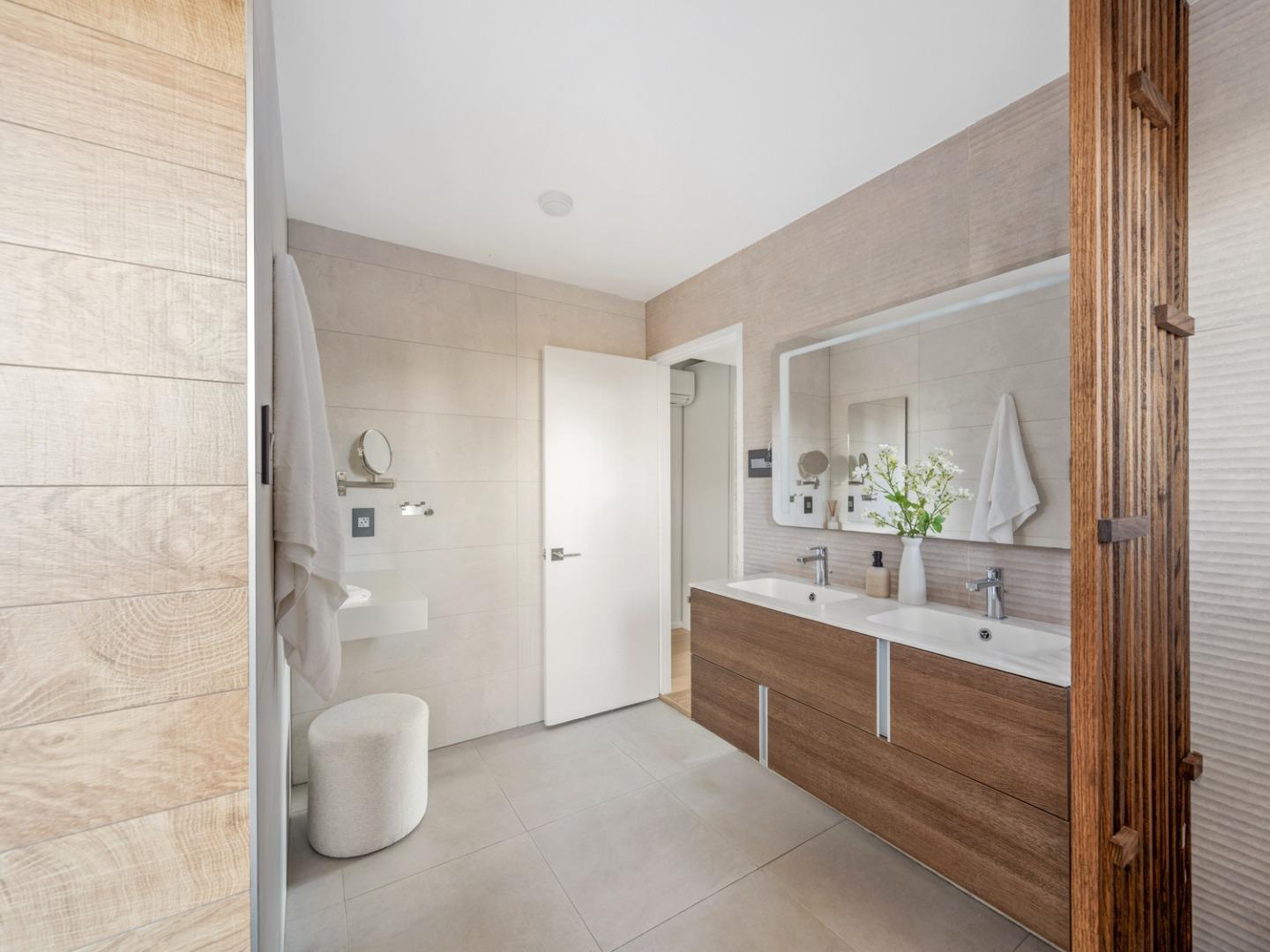 Detail Gallery Image 25 of 40 For 2272 Bunker Hill Dr, San Mateo,  CA 94402 - 4 Beds | 2 Baths