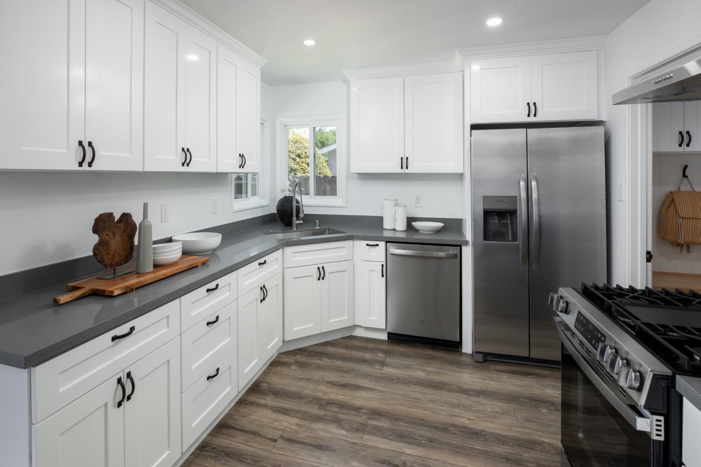 Detail Gallery Image 11 of 33 For 1432 Ernestine Ln, Mountain View,  CA 94040 - 3 Beds | 2 Baths