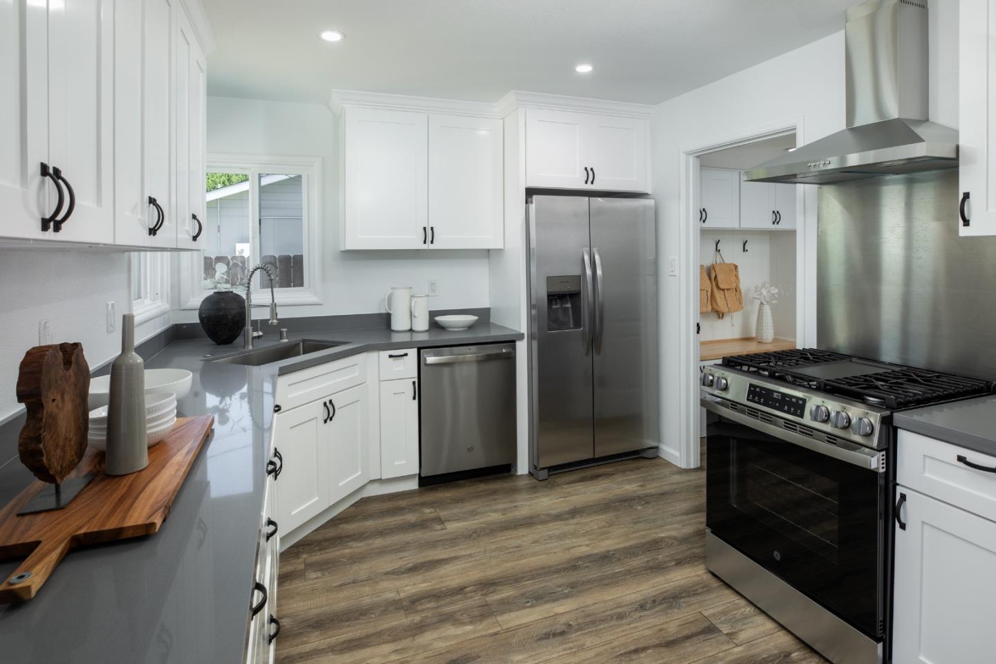 Detail Gallery Image 12 of 33 For 1432 Ernestine Ln, Mountain View,  CA 94040 - 3 Beds | 2 Baths