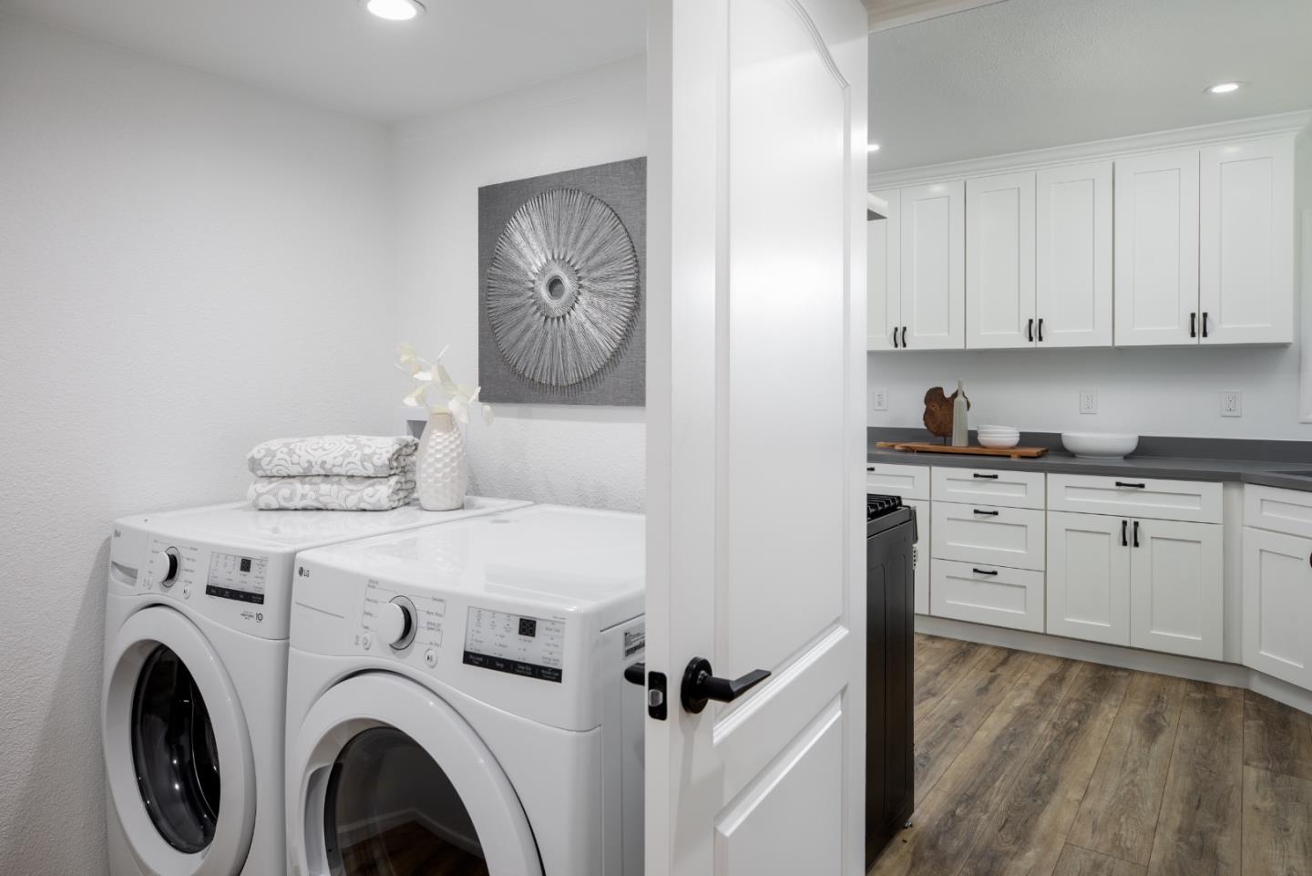 Detail Gallery Image 14 of 33 For 1432 Ernestine Ln, Mountain View,  CA 94040 - 3 Beds | 2 Baths