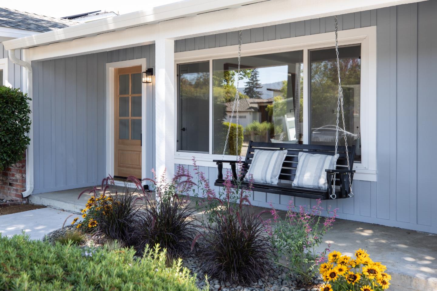 Detail Gallery Image 2 of 33 For 1432 Ernestine Ln, Mountain View,  CA 94040 - 3 Beds | 2 Baths