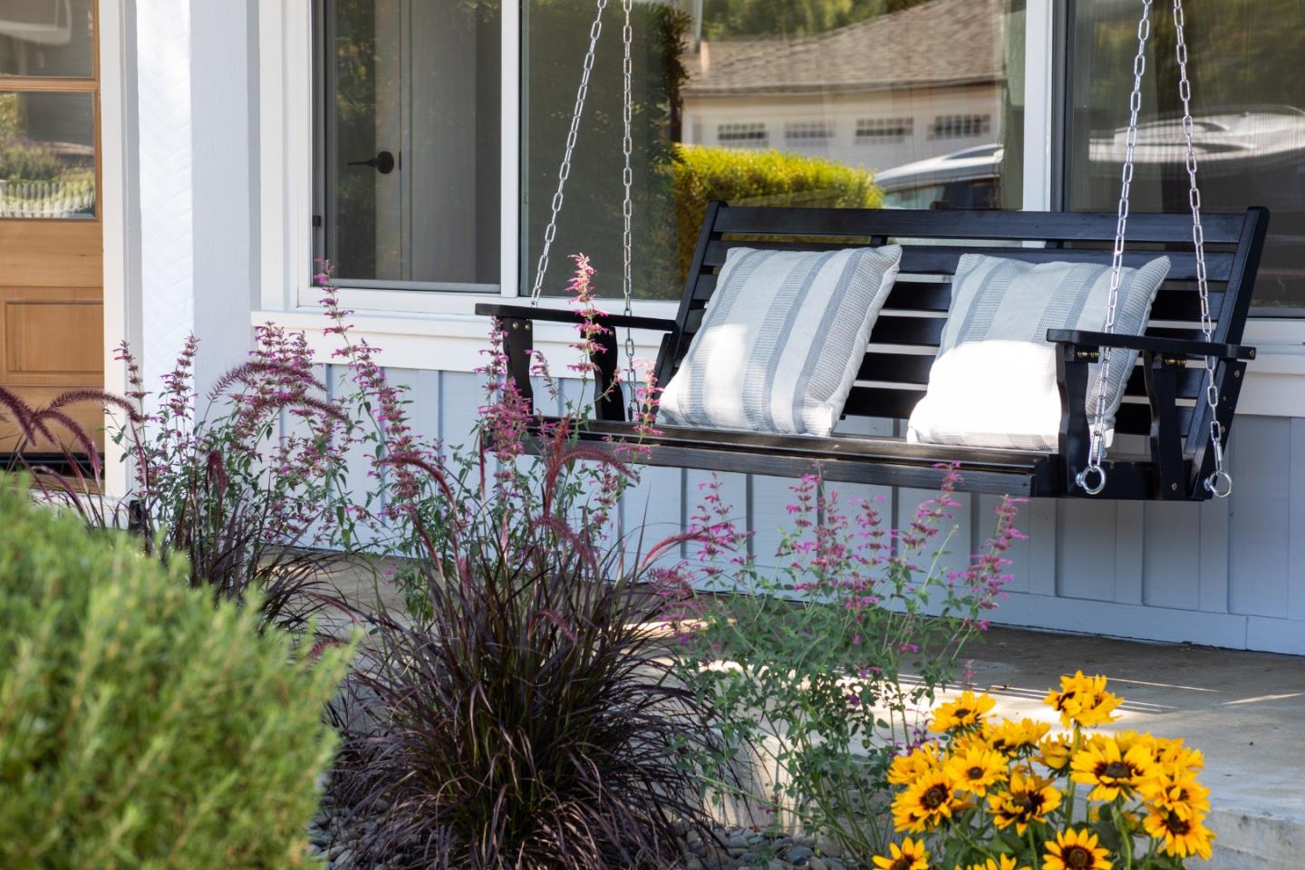 Detail Gallery Image 4 of 33 For 1432 Ernestine Ln, Mountain View,  CA 94040 - 3 Beds | 2 Baths
