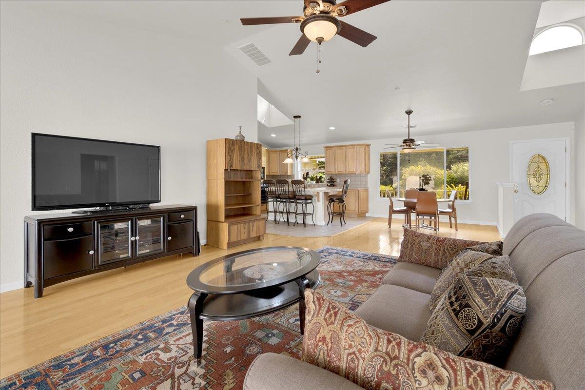 Detail Gallery Image 3 of 27 For 817 Lewis Rd, Royal Oaks,  CA 95076 - 3 Beds | 2 Baths