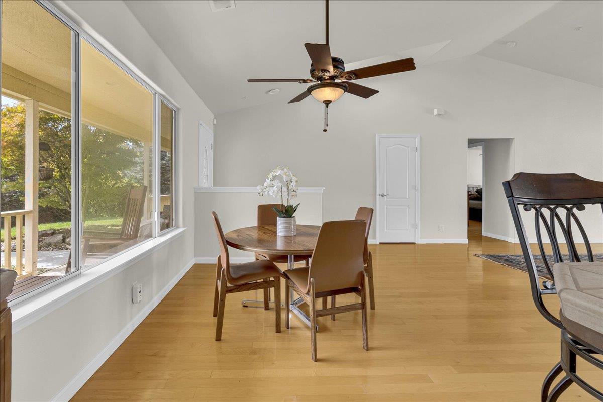 Detail Gallery Image 5 of 27 For 817 Lewis Rd, Royal Oaks,  CA 95076 - 3 Beds | 2 Baths