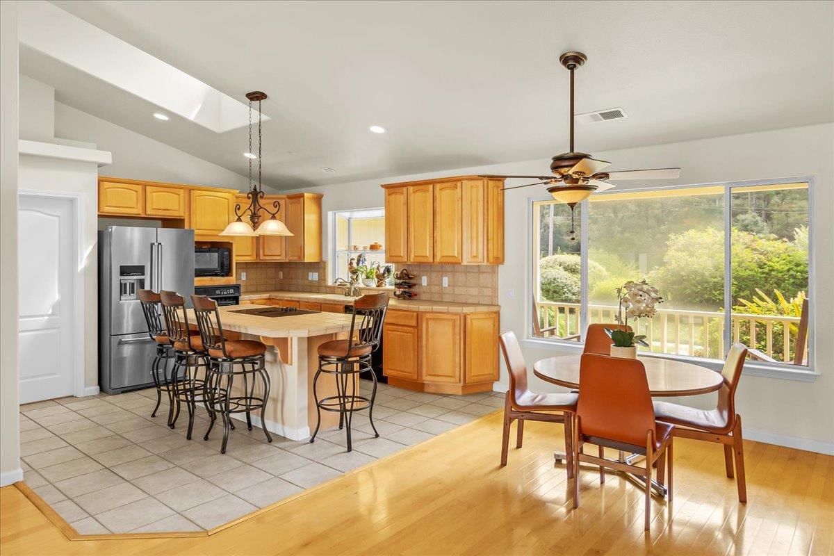 Detail Gallery Image 6 of 27 For 817 Lewis Rd, Royal Oaks,  CA 95076 - 3 Beds | 2 Baths