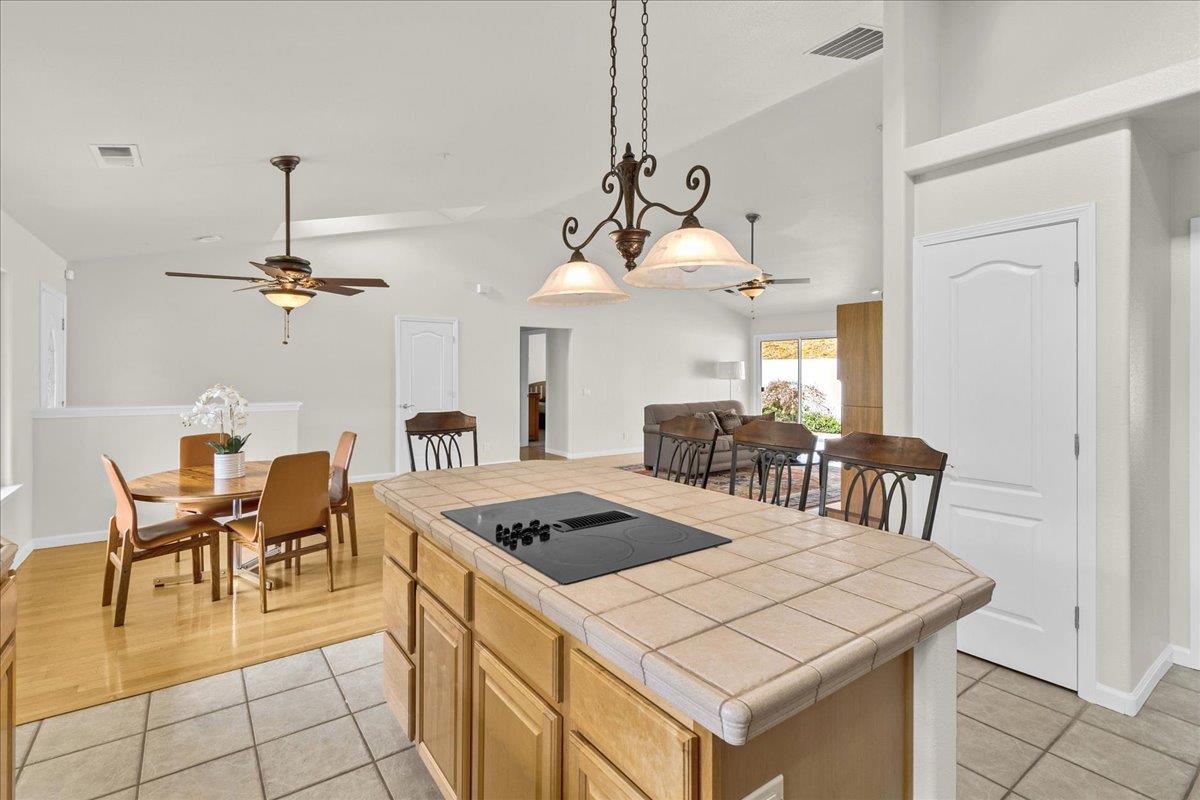 Detail Gallery Image 8 of 27 For 817 Lewis Rd, Royal Oaks,  CA 95076 - 3 Beds | 2 Baths