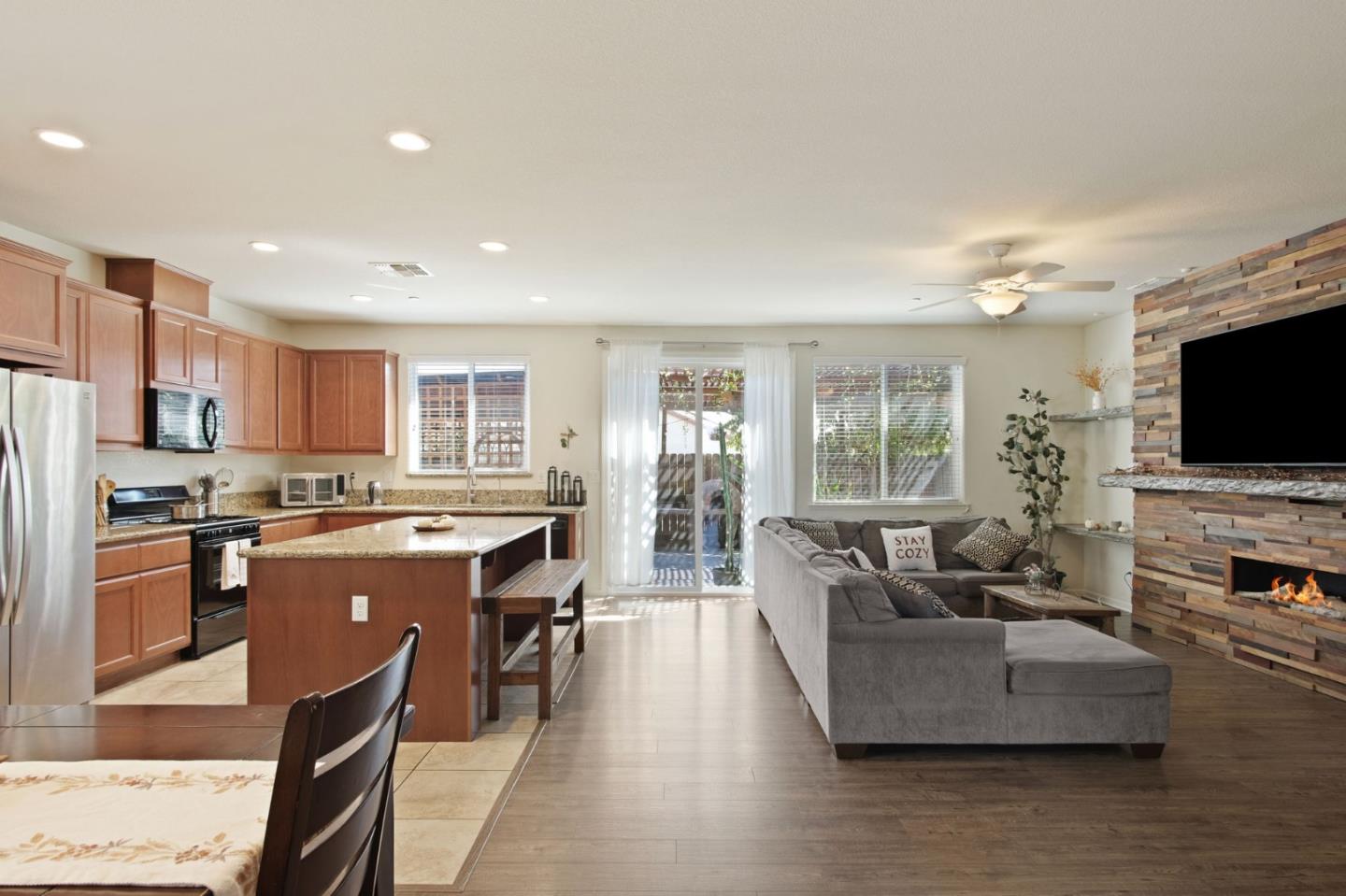 Detail Gallery Image 13 of 31 For 204 North St, Los Banos,  CA 93635 - 4 Beds | 3 Baths