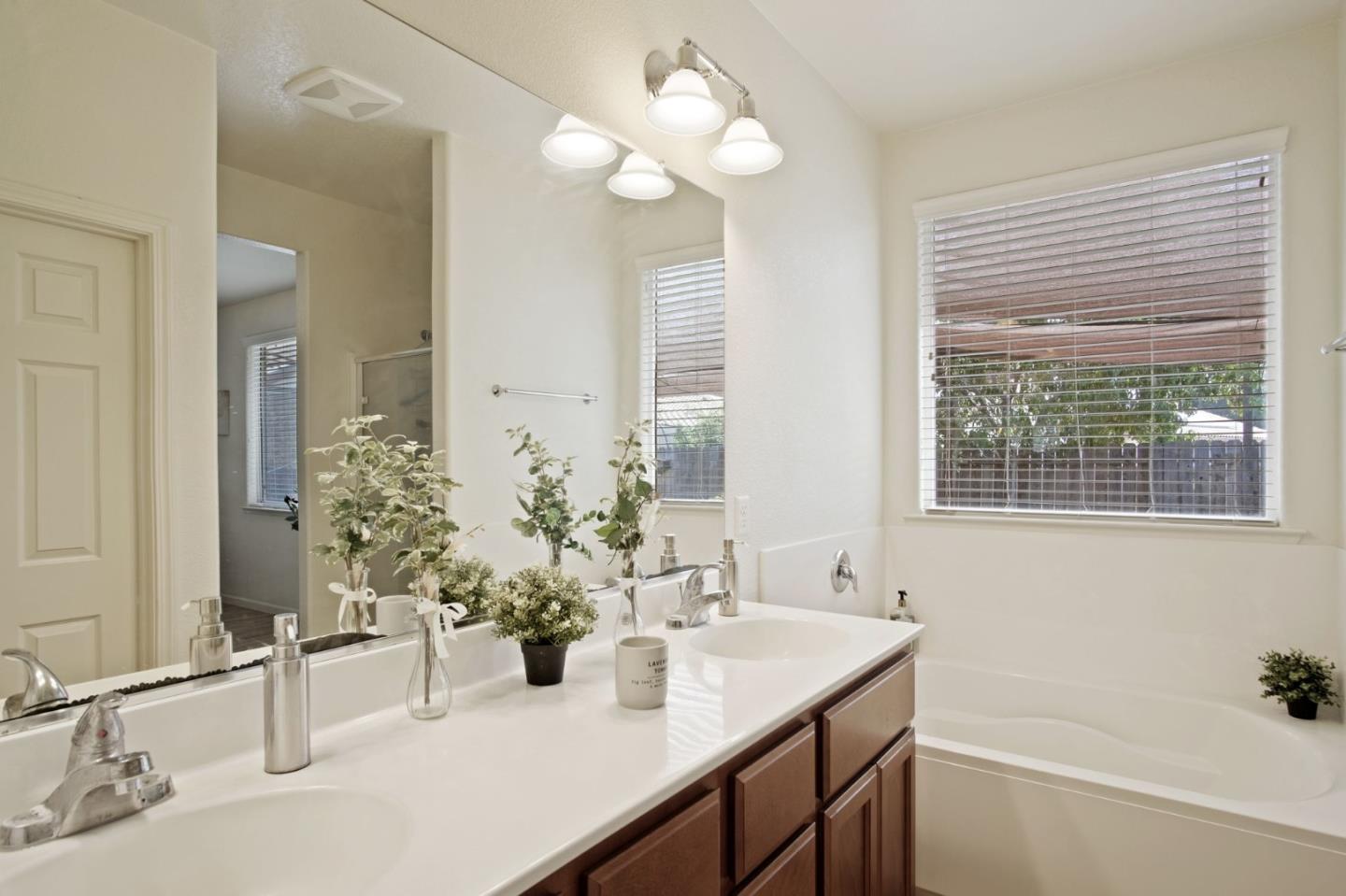 Detail Gallery Image 16 of 31 For 204 North St, Los Banos,  CA 93635 - 4 Beds | 3 Baths