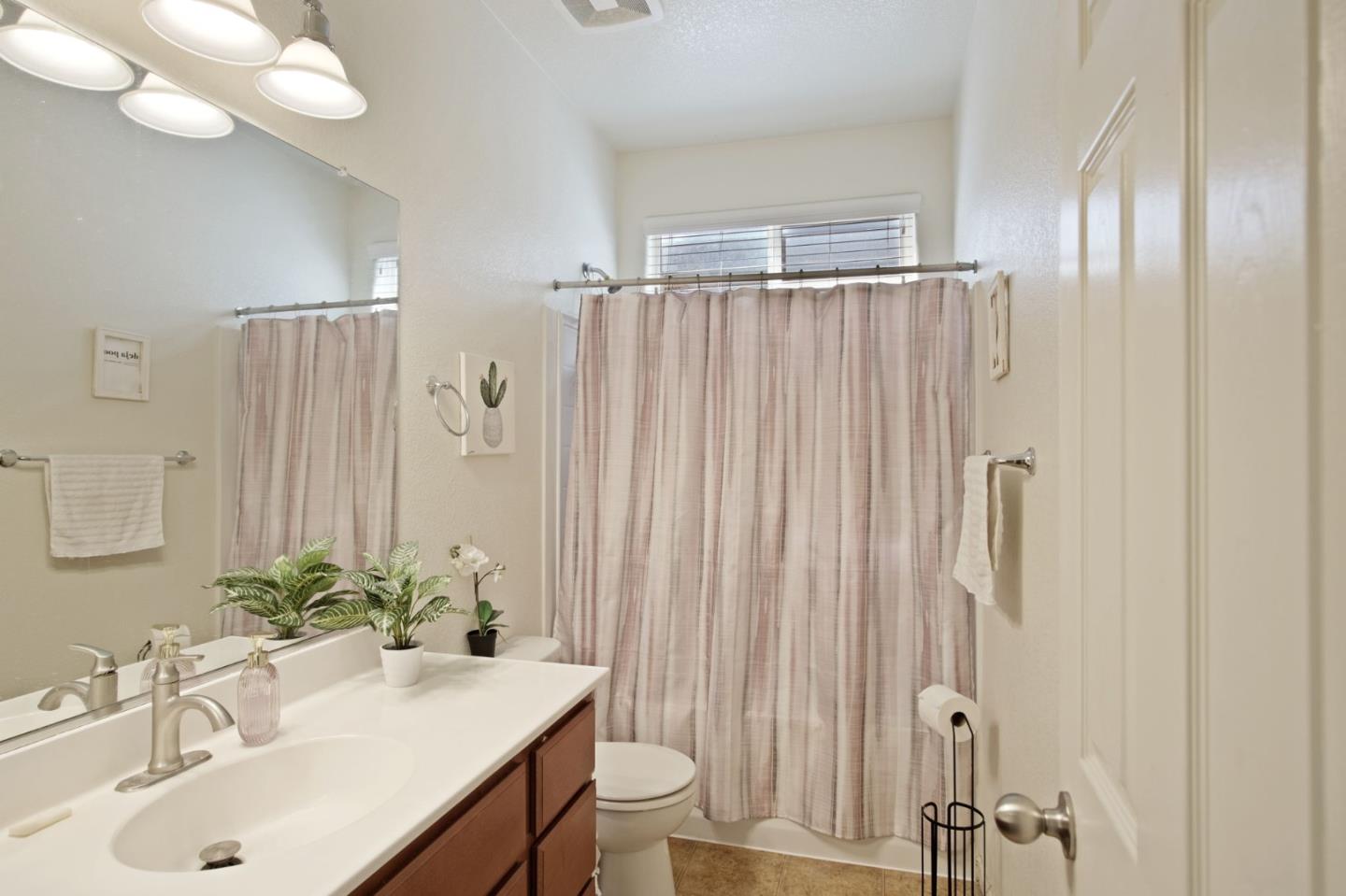 Detail Gallery Image 17 of 31 For 204 North St, Los Banos,  CA 93635 - 4 Beds | 3 Baths