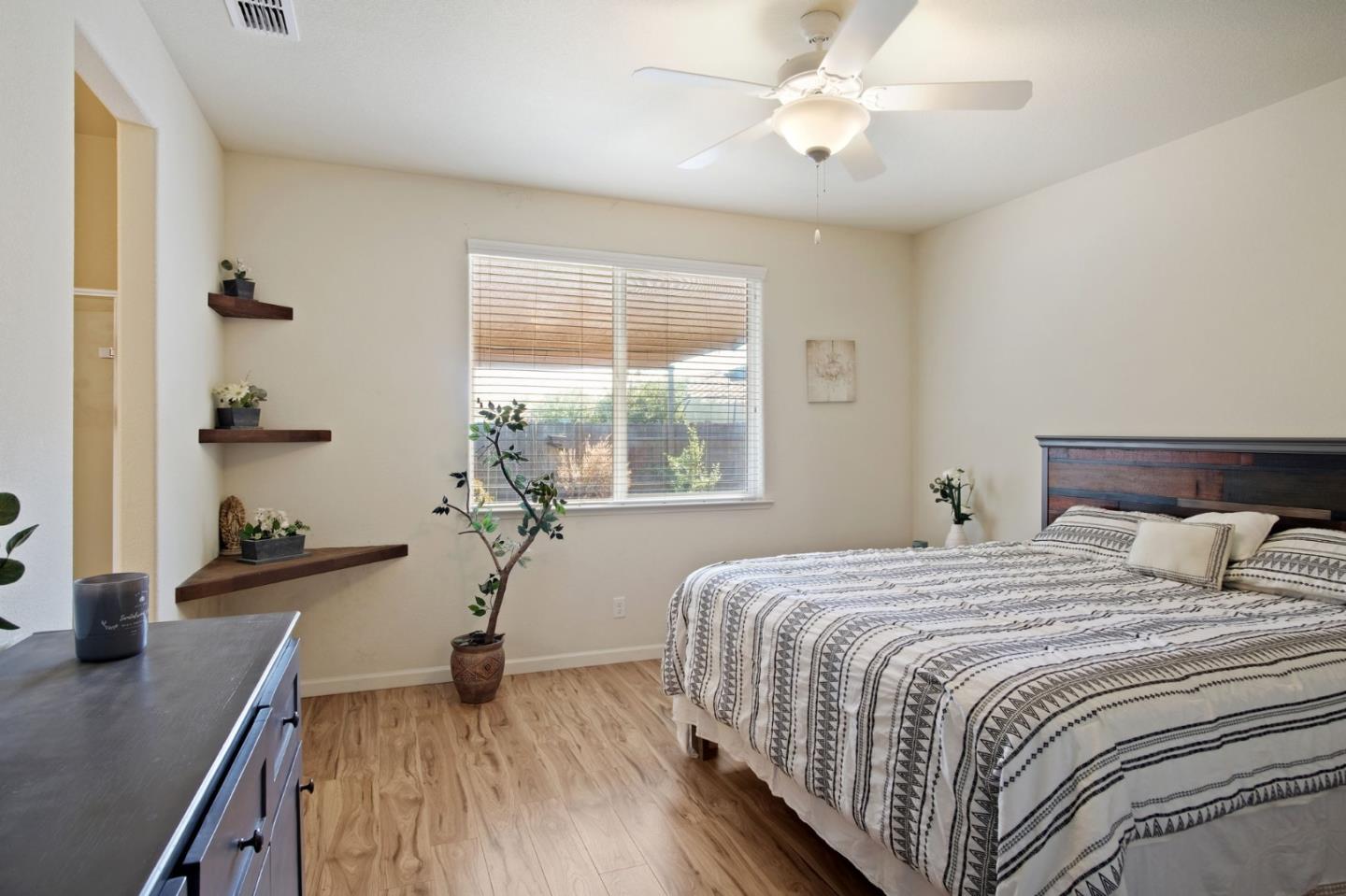 Detail Gallery Image 21 of 31 For 204 North St, Los Banos,  CA 93635 - 4 Beds | 3 Baths