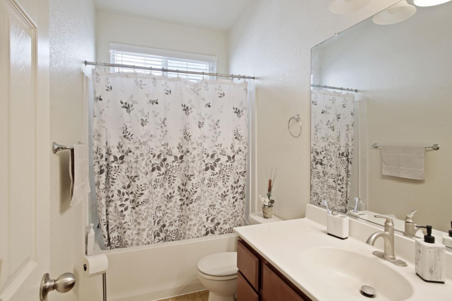 Detail Gallery Image 25 of 31 For 204 North St, Los Banos,  CA 93635 - 4 Beds | 3 Baths