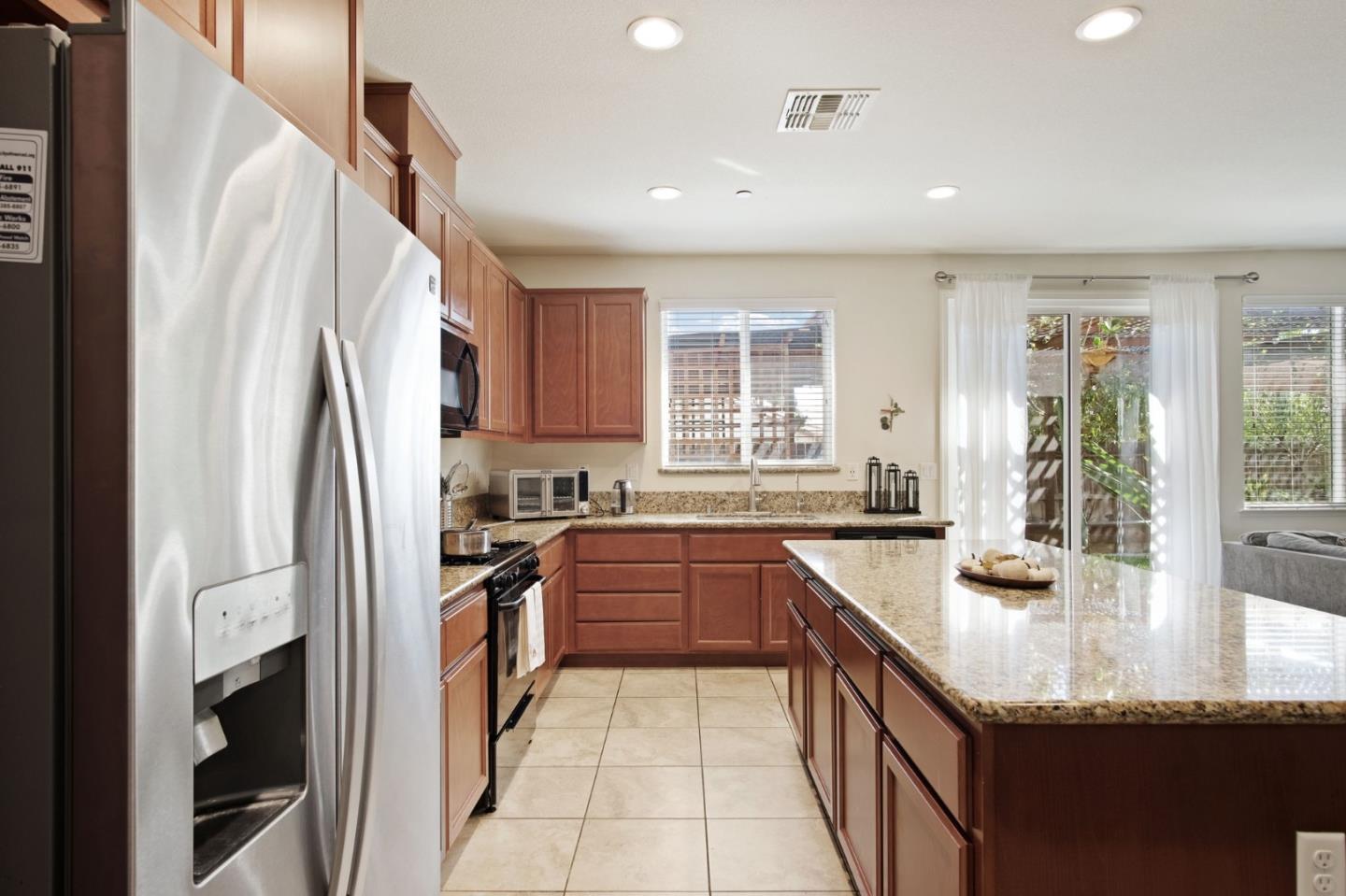 Detail Gallery Image 6 of 31 For 204 North St, Los Banos,  CA 93635 - 4 Beds | 3 Baths