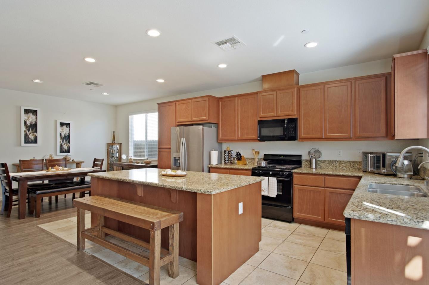 Detail Gallery Image 9 of 31 For 204 North St, Los Banos,  CA 93635 - 4 Beds | 3 Baths