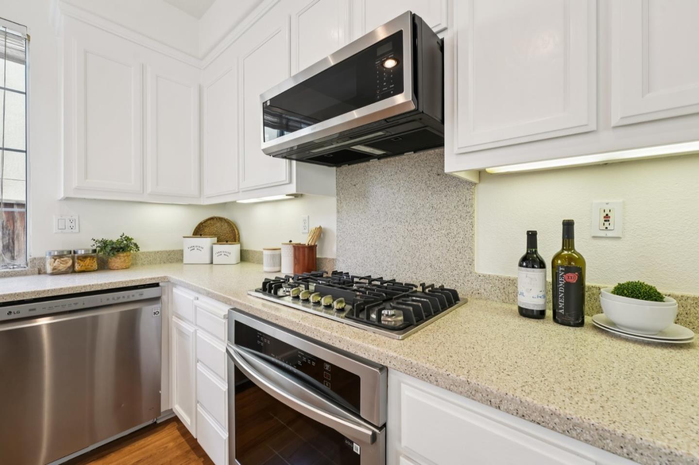 Detail Gallery Image 10 of 89 For 3430 Maroun Pl, San Jose,  CA 95148 - 3 Beds | 2/1 Baths