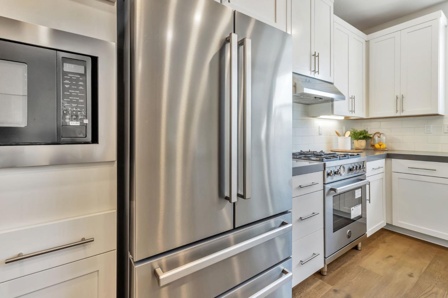 Detail Gallery Image 10 of 41 For 105 Ortega Ave, Mountain View,  CA 94040 - 3 Beds | 3/1 Baths