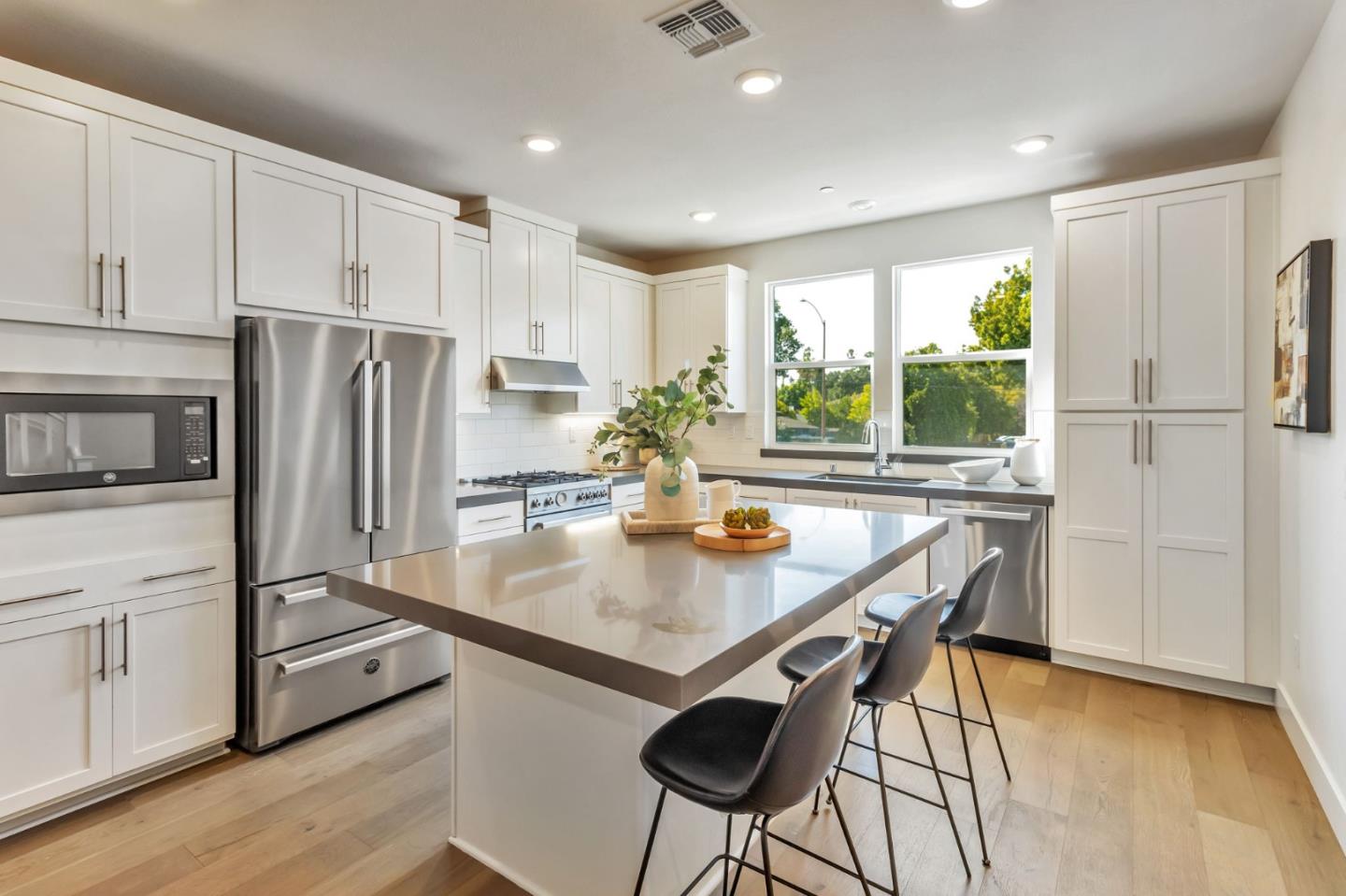 Detail Gallery Image 9 of 41 For 105 Ortega Ave, Mountain View,  CA 94040 - 3 Beds | 3/1 Baths