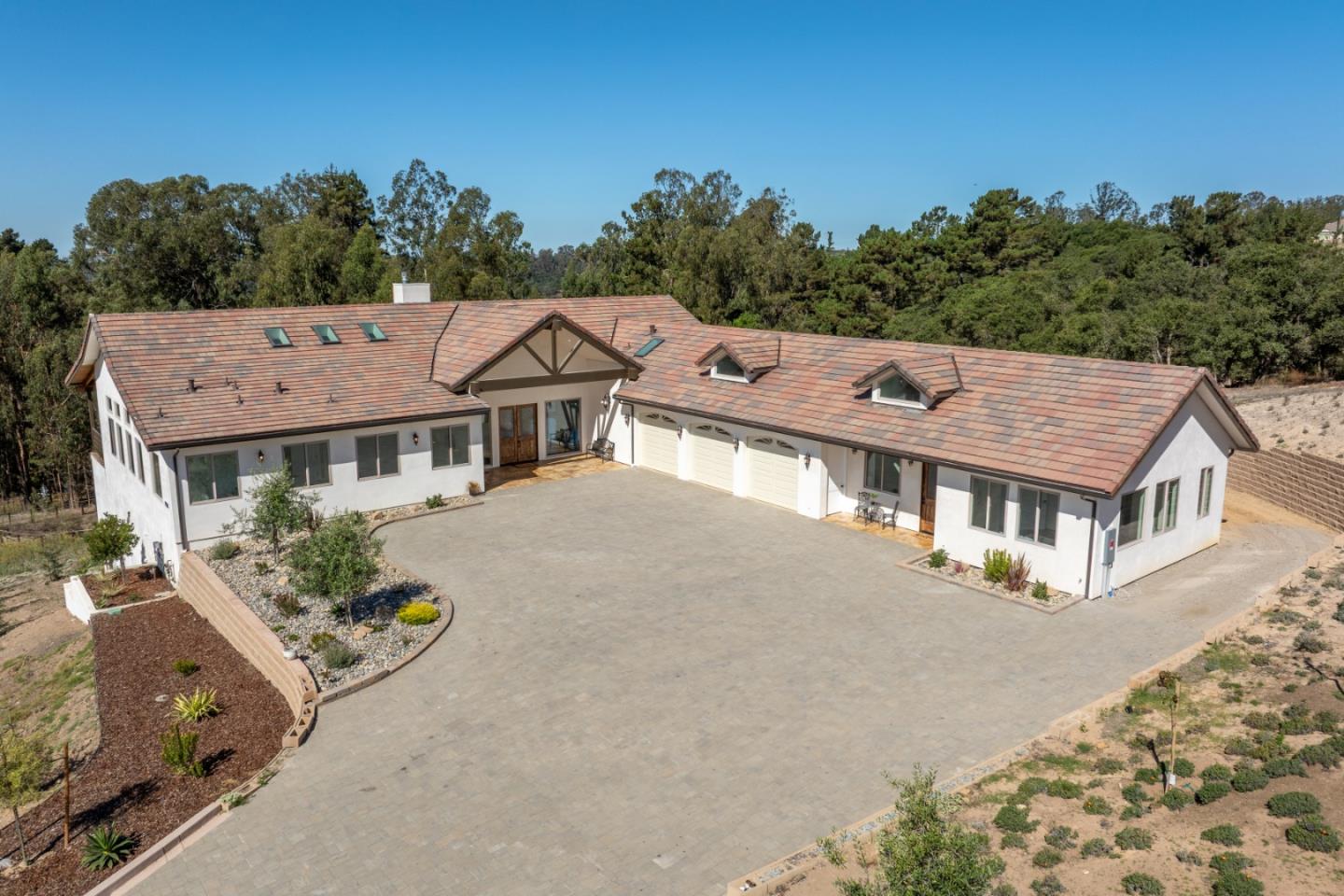 Detail Gallery Image 3 of 58 For 9020 Hidden Canyon Rd, Salinas,  CA 93907 - 4 Beds | 3/1 Baths