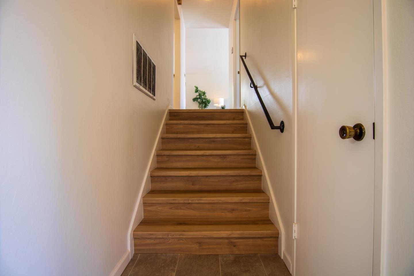Detail Gallery Image 3 of 27 For 1350 Charmwood Sq, San Jose,  CA 95117 - 2 Beds | 1 Baths