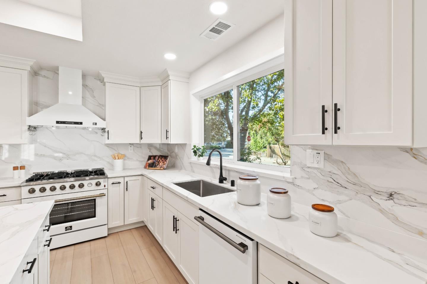 Detail Gallery Image 21 of 38 For 620 Iris St, Redwood City,  CA 94062 - 4 Beds | 3/1 Baths