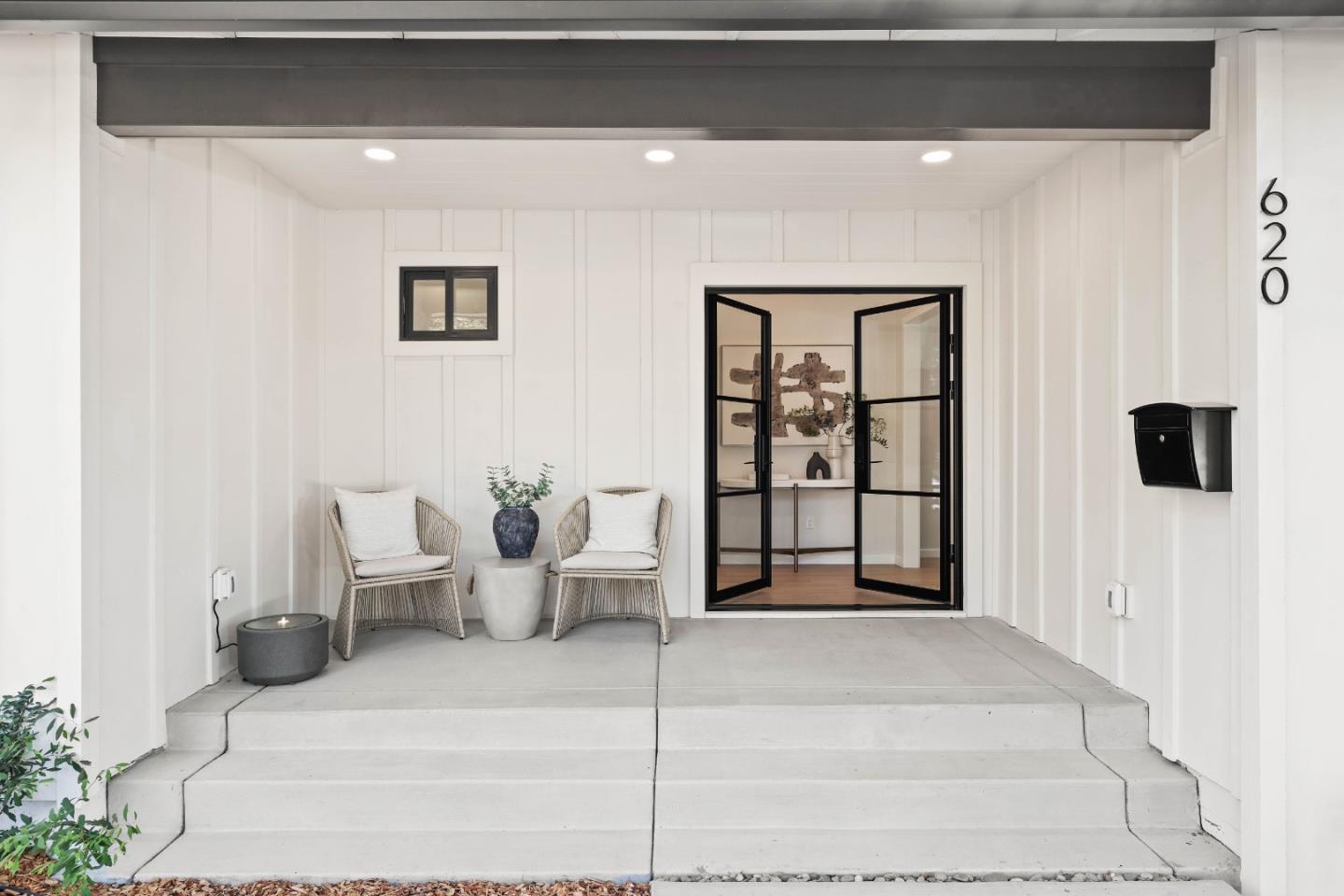Detail Gallery Image 3 of 38 For 620 Iris St, Redwood City,  CA 94062 - 4 Beds | 3/1 Baths
