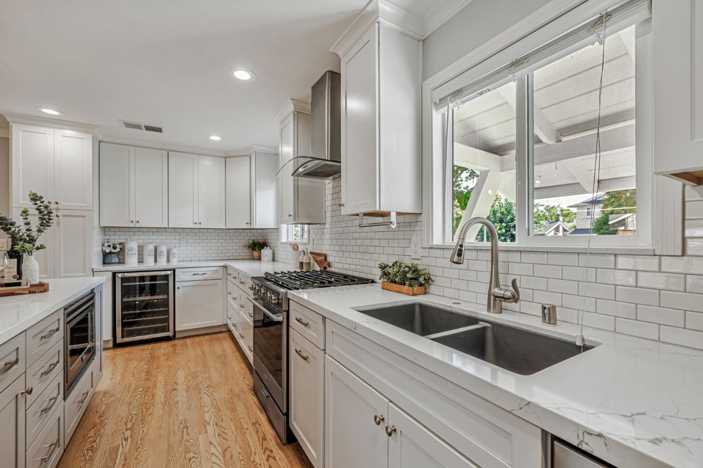 Detail Gallery Image 8 of 24 For 2925 Newark Way, San Jose,  CA 95124 - 3 Beds | 2/1 Baths