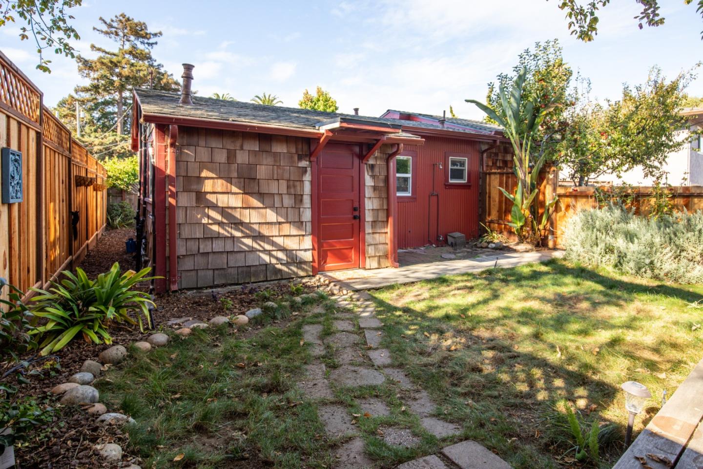 Detail Gallery Image 3 of 38 For 1122 Seabright Ave, Santa Cruz,  CA 95062 - 3 Beds | 1 Baths